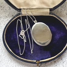Carica l'immagine nel visualizzatore di Gallery, Vintage English Sterling Silver Engraved Forget-me-Not Locket &amp; Chain. Medium/Large Oval Photo Pendant Necklace
