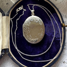 Carica l'immagine nel visualizzatore di Gallery, Vintage English Sterling Silver Engraved Forget-me-Not Locket &amp; Chain. Medium/Large Oval Photo Pendant Necklace
