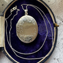 Carica l'immagine nel visualizzatore di Gallery, Vintage English Sterling Silver Engraved Forget-me-Not Locket &amp; Chain. Medium/Large Oval Photo Pendant Necklace

