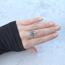 Carica l'immagine nel visualizzatore di Gallery, Antique 18ct White Gold Diamond &amp; Sapphire Cluster Ring

