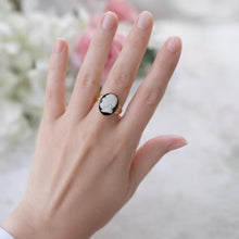 Charger l'image dans la galerie, Antique Victorian Hardstone Cameo Ring, Classical Male Profile in Gold Cased Mount, c.1880–1900
