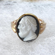 Charger l'image dans la galerie, Antique Victorian Hardstone Cameo Ring, Classical Male Profile in Gold Cased Mount, c.1880–1900

