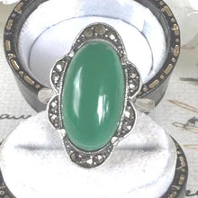 Carica l'immagine nel visualizzatore di Gallery, Art Deco Green Chrysoprase Cabochon Silver Ring
