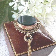 Charger l'image dans la galerie, Antique Victorian Spinner Fob, 1902 9ct Gold Carnelian Bloodstone Pendant Watch Chain Charm
