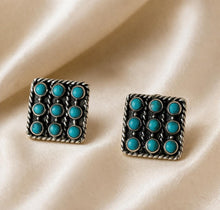 Cargar imagen en el visor de la galería, Vintage Zuni Silver Petit Point Turquoise Cluster Earrings
