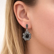Cargar imagen en el visor de la galería, Vintage Whitby Jet Gemstone Sterling Silver Flower Earrings
