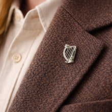 Carica l'immagine nel visualizzatore di Gallery, Antique Silver Irish Harp Brooch with Connemara Marble Shamrock, Hallmarked 1904

