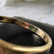 Charger l'image dans la galerie, Vintage 9ct Gold &amp; Turquoise Victorian Style Kite Ring
