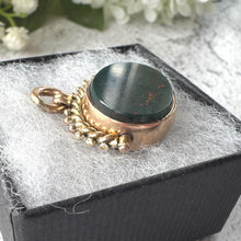 Charger l'image dans la galerie, Antique Victorian Spinner Fob, 1902 9ct Gold Carnelian Bloodstone Pendant Watch Chain Charm
