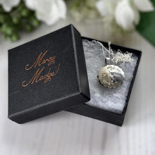 Charger l'image dans la galerie, Vintage Sterling Silver Locket Necklace, Birmingham 1980, Engraved Floral Star, Scalloped Edge Pendant
