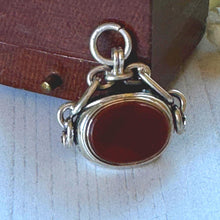 Charger l'image dans la galerie, Antique Victorian Sterling Silver Triple Seal Spinning Fob Pendant, Carnelian &amp; Bloodstone, Birmingham 1901

