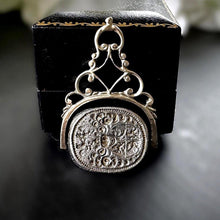Charger l'image dans la galerie, Rare Georgian Silver Triple Intaglio Seal Spinner Fob, Baron Löwen c1730
