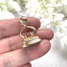 Charger l'image dans la galerie, Antique Georgian Gold Cased Bloodstone Seal Fob Pendant. Circa 1790
