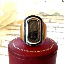 Carica l'immagine nel visualizzatore di Gallery, Georgian 18ct Gold Hairwork Mourning Ring Inscribed Lady Knatchbull 1799
