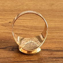 Carica l'immagine nel visualizzatore di Gallery, Georgian 18ct Gold Hairwork Mourning Ring Inscribed Lady Knatchbull 1799
