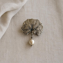 Carica l'immagine nel visualizzatore di Gallery, Vintage Sterling Silver &amp; Pearl Water Lily Leaf Pendant Necklace. Art Nouveau Style Convertible Brooch
