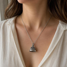 Carica l'immagine nel visualizzatore di Gallery, Rare Antique Georgian Large Sterling Silver Slag Glass Seal Fob Pendant.
