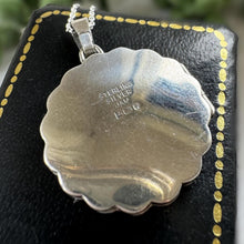 Charger l'image dans la galerie, Vintage Sterling Silver Locket Necklace, Birmingham 1980, Engraved Floral Star, Scalloped Edge Pendant
