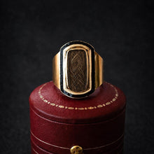 Carica l'immagine nel visualizzatore di Gallery, Georgian 18ct Gold Hairwork Mourning Ring Inscribed Lady Knatchbull 1799
