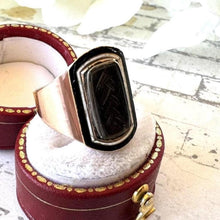 Carica l'immagine nel visualizzatore di Gallery, Georgian 18ct Gold Hairwork Mourning Ring Inscribed Lady Knatchbull 1799
