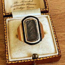 Carica l'immagine nel visualizzatore di Gallery, Georgian 18ct Gold Hairwork Mourning Ring Inscribed Lady Knatchbull 1799
