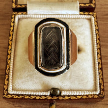 Carica l'immagine nel visualizzatore di Gallery, Georgian 18ct Gold Hairwork Mourning Ring Inscribed Lady Knatchbull 1799
