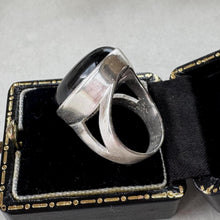Carica l'immagine nel visualizzatore di Gallery, Vintage 1970s Sterling Silver Onyx Modernist Statement Ring, Size J-1/2/US 5
