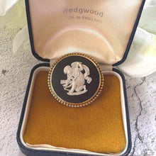 Charger l'image dans la galerie, Vintage Wedgwood Black Jasperware Sterling Silver Cupid Brooch
