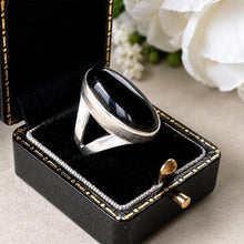 Carica l'immagine nel visualizzatore di Gallery, Vintage 1970s Sterling Silver Onyx Modernist Statement Ring, Size J-1/2/US 5

