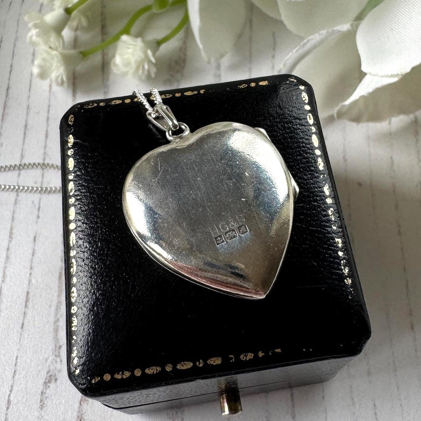 Vintage 1975 Sterling Silver Floral Engraved Heart Locket Necklace. Antique Style Sweetheart Pendant & Chain.