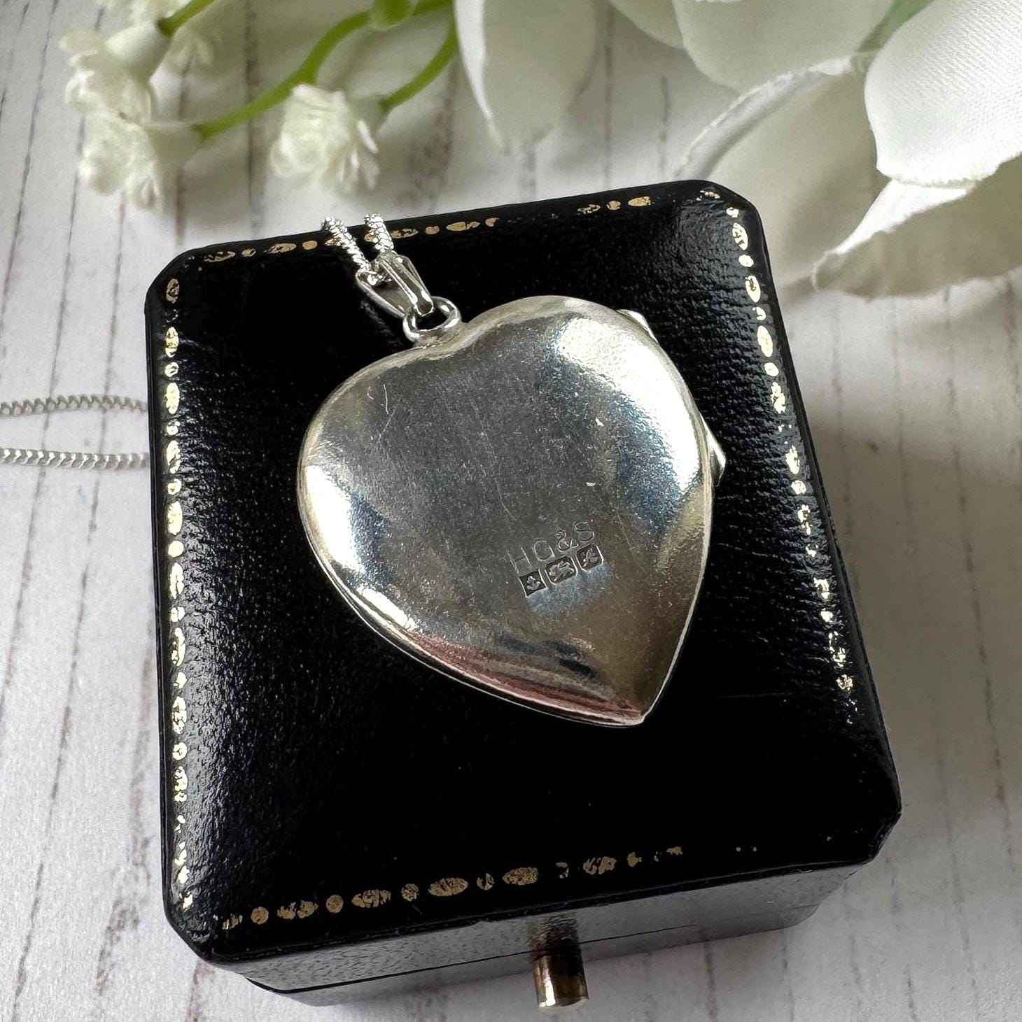 Vintage 1975 Sterling Silver Floral Engraved Heart Locket Necklace. Antique Style Sweetheart Pendant & Chain.