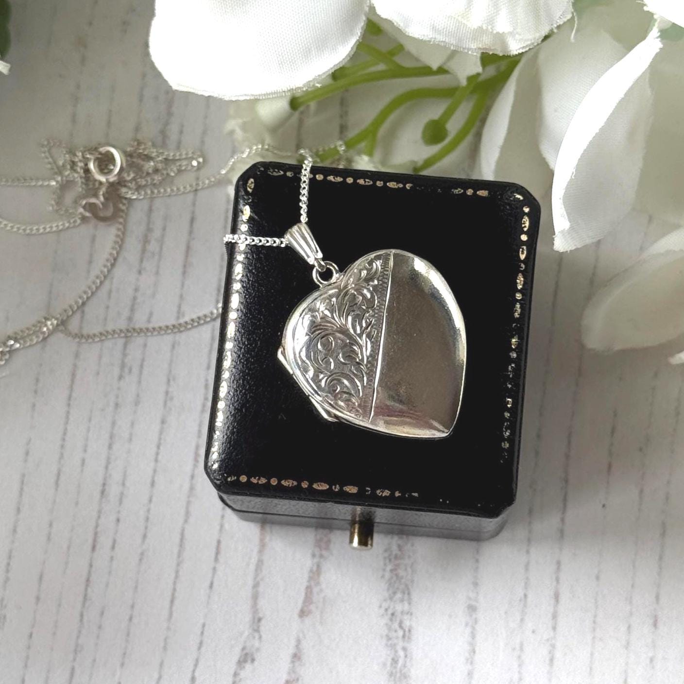 Vintage 1975 Sterling Silver Floral Engraved Heart Locket Necklace. Antique Style Sweetheart Pendant & Chain.