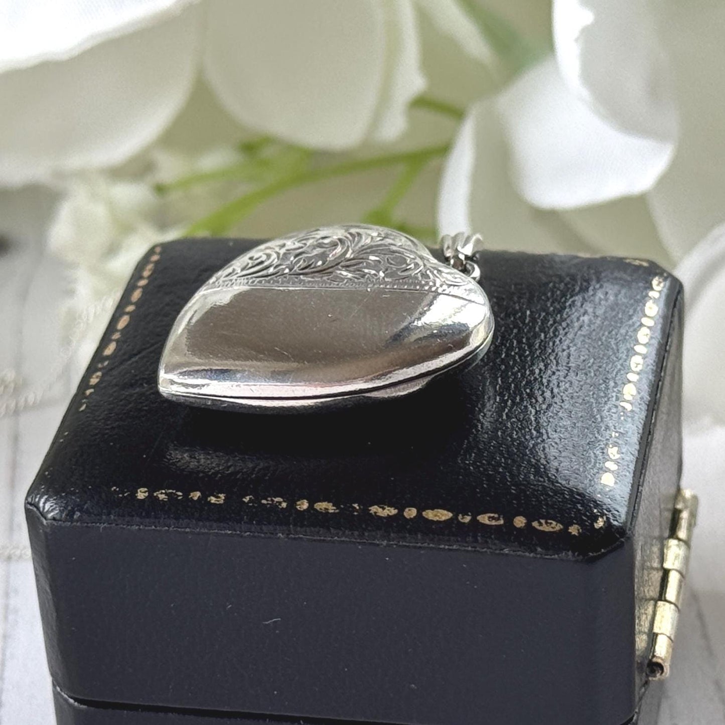 Vintage 1975 Sterling Silver Floral Engraved Heart Locket Necklace. Antique Style Sweetheart Pendant & Chain.