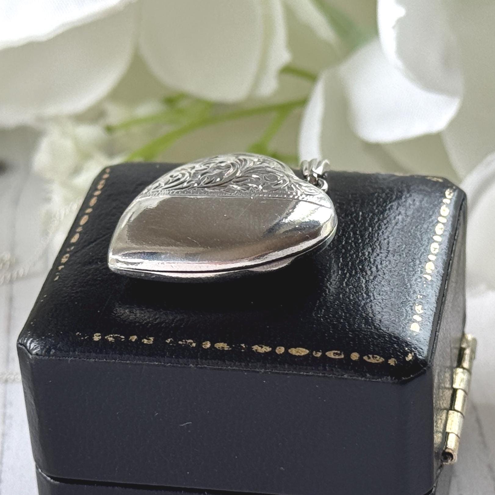 Vintage 1975 Sterling Silver Floral Engraved Heart Locket Necklace. Antique Style Sweetheart Pendant & Chain.