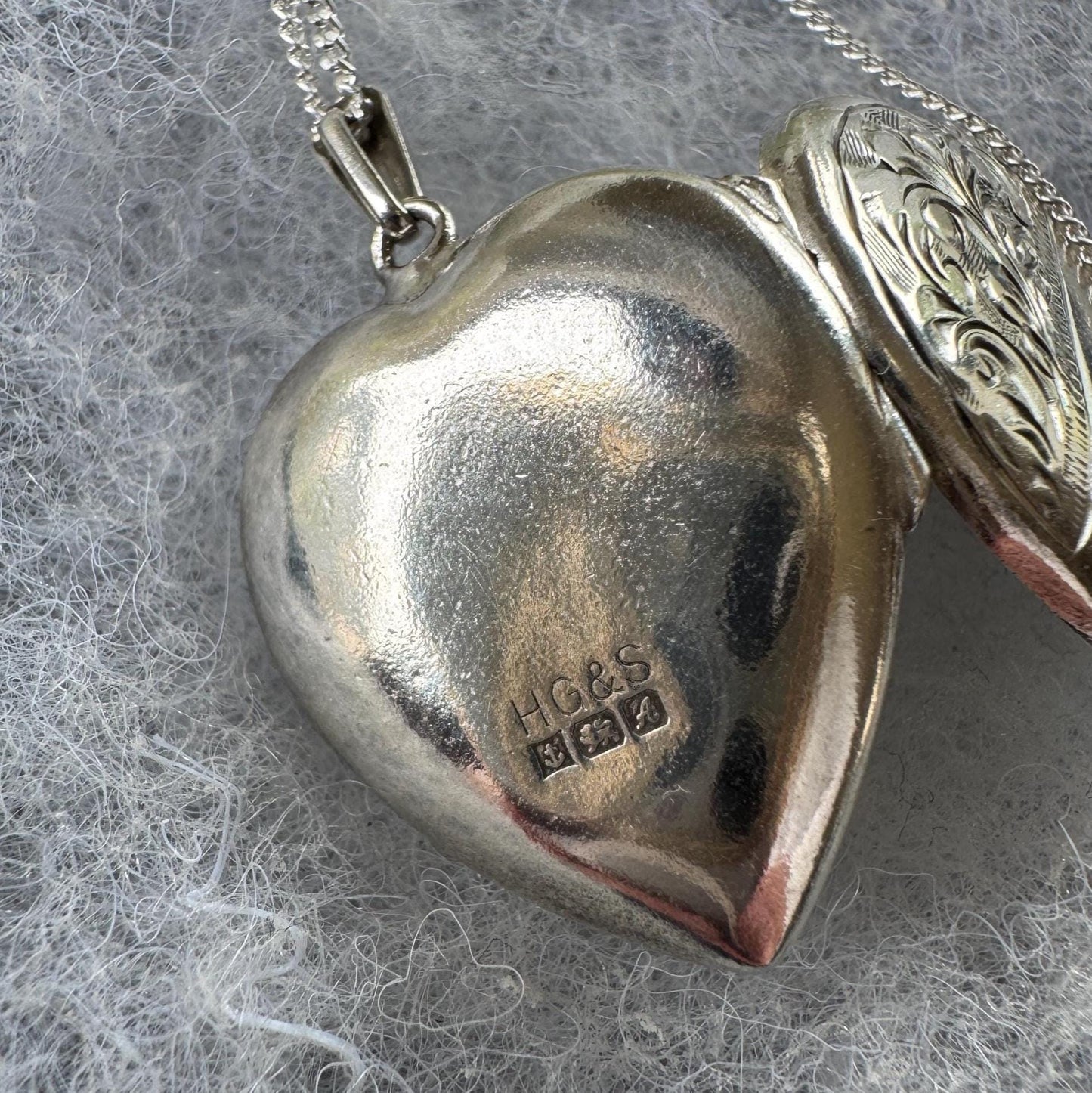 Vintage 1975 Sterling Silver Floral Engraved Heart Locket Necklace. Antique Style Sweetheart Pendant & Chain.