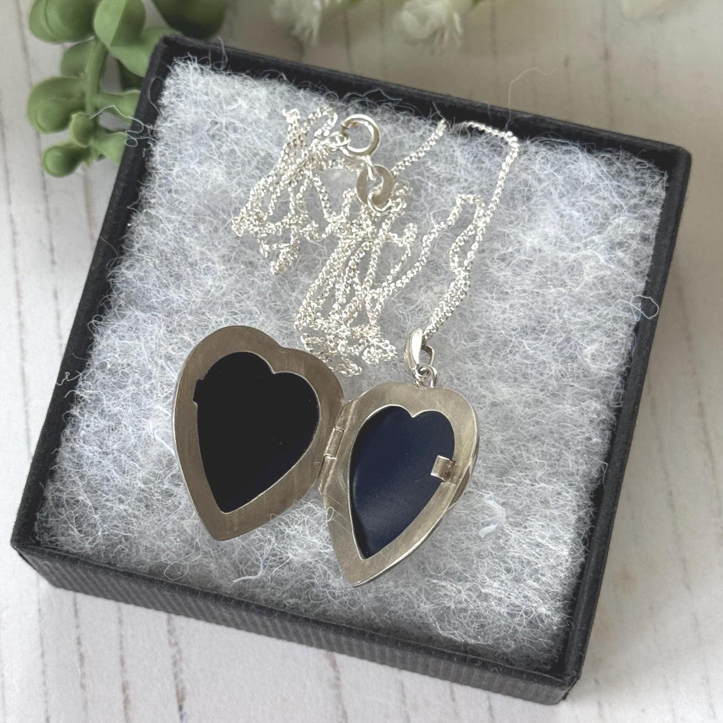 Vintage 1975 Sterling Silver Floral Engraved Heart Locket Necklace. Antique Style Sweetheart Pendant & Chain.