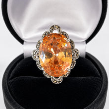 Lade das Bild in den Galerie-Viewer, Vintage Sunset Peach Colour-Changing Tourmaline Cocktail Ring in Sterling Silver
