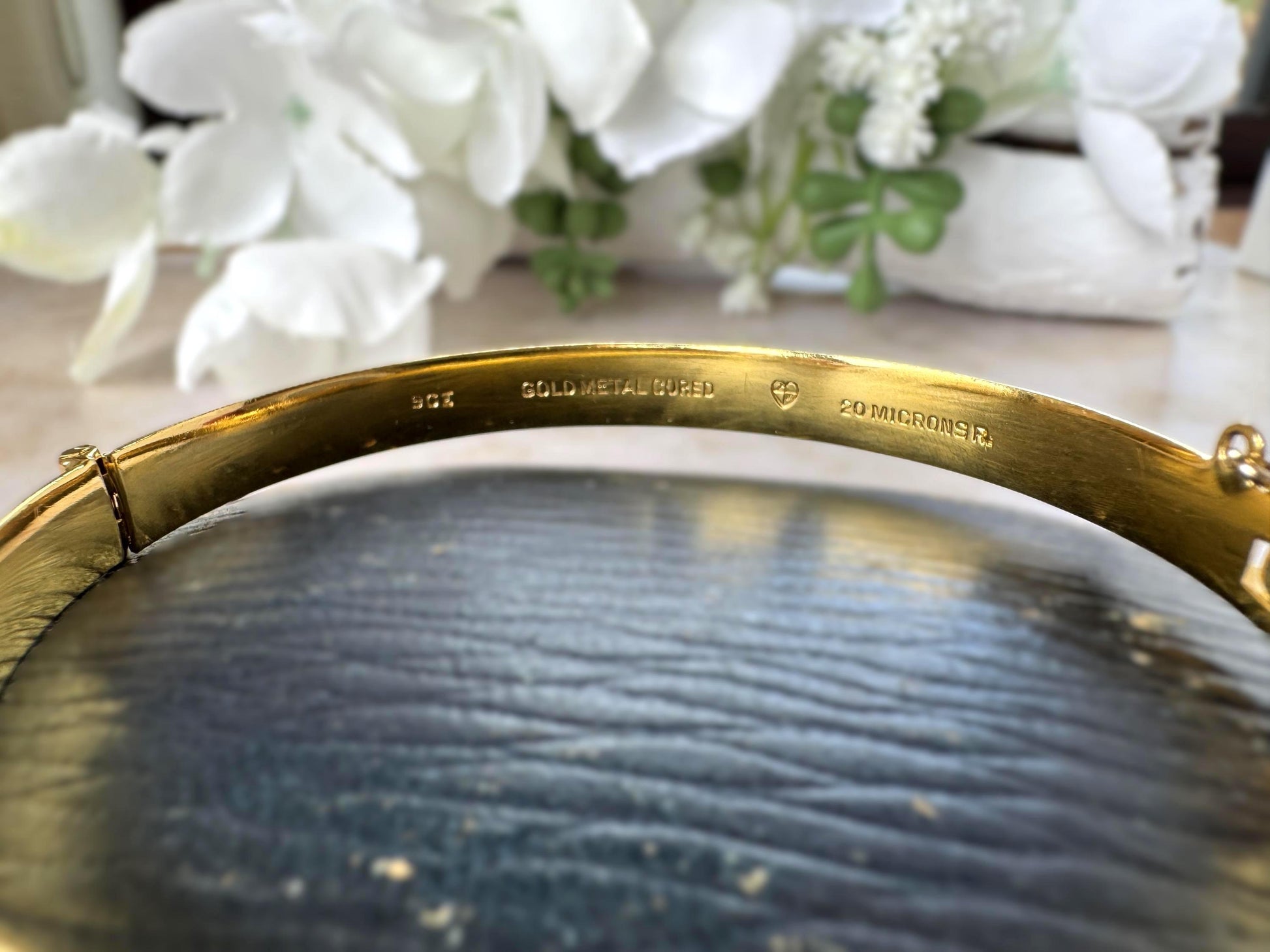 Vintage Fred Manshaw London 9ct Gold Metal Cored Diamond Cut Hinged Bangle