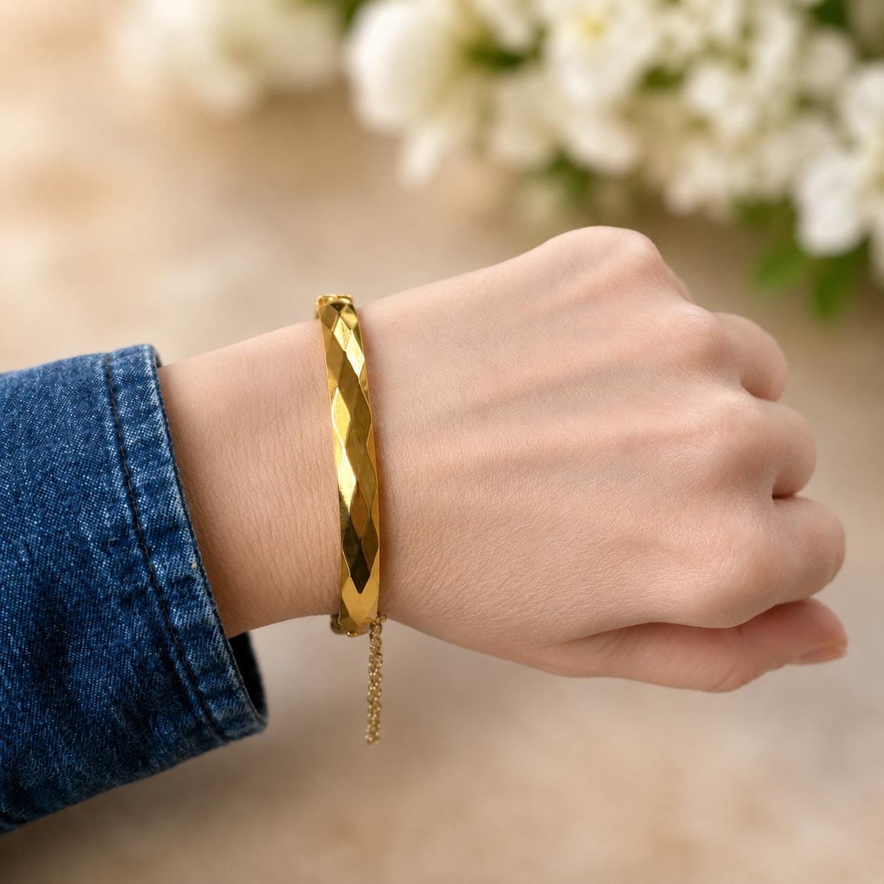 Vintage Fred Manshaw London 9ct Gold Metal Cored Diamond Cut Hinged Bangle