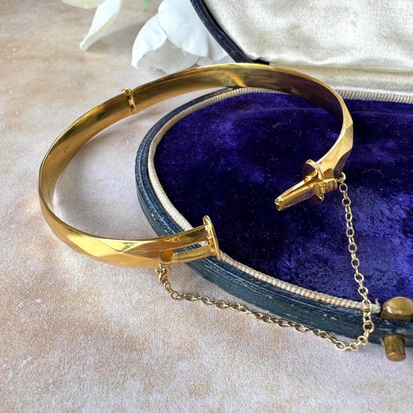 Vintage Fred Manshaw London 9ct Gold Metal Cored Diamond Cut Hinged Bangle