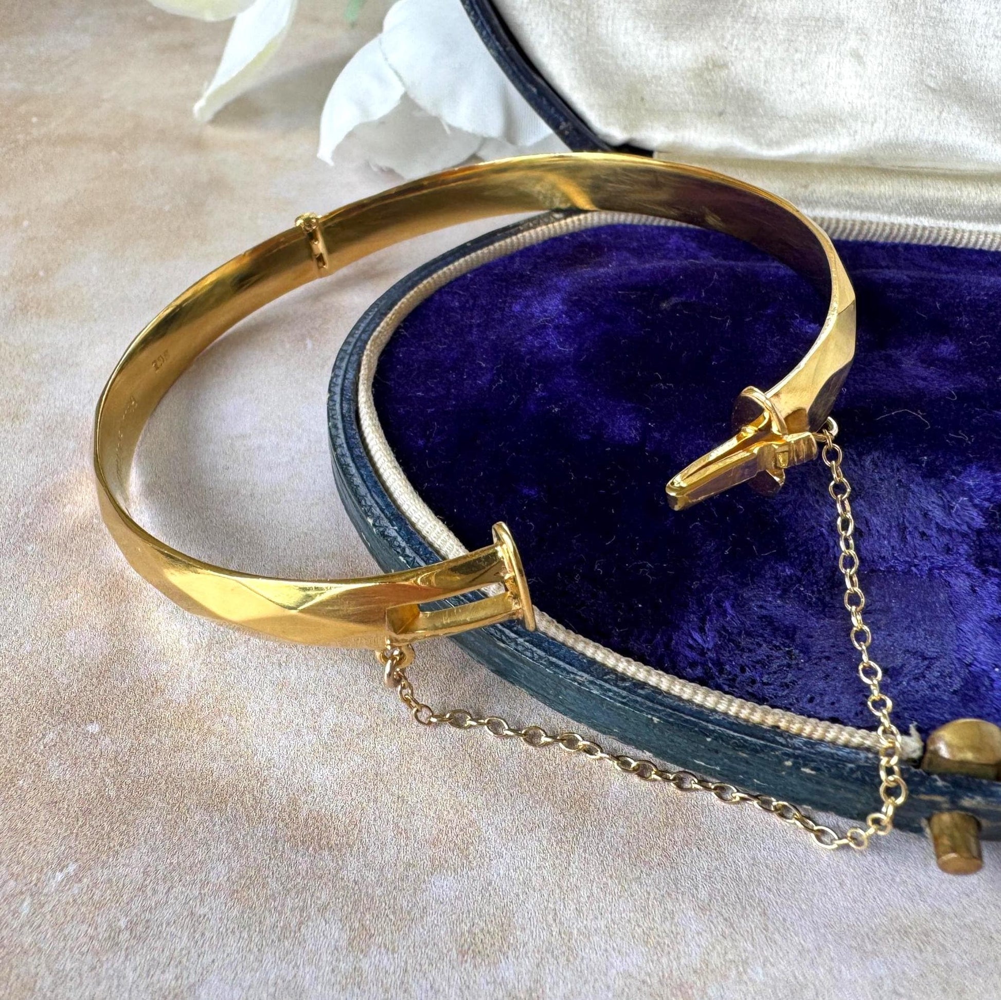 Vintage Fred Manshaw London 9ct Gold Metal Cored Diamond Cut Hinged Bangle