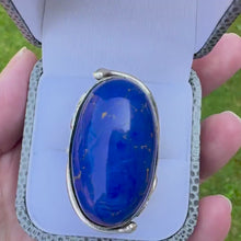 Charger et lire la vidéo dans la visionneuse de la Galerie, Incredible Vintage Arts &amp; Crafts 70ct Lapis Lazuli Silver Ring
