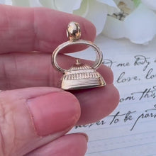 Cargar y reproducir el video en el visor de la galería, Antique Georgian 9ct Gold-Cased Intaglio Seal Fob Pendant
