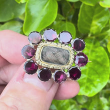 Cargar y reproducir el video en el visor de la galería, Antique Georgian 15ct Gold, Flat-Cut Garnet &amp; Hair Work Brooch
