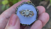 Cargar y reproducir el video en el visor de la galería, Vintage 18ct Gold Diamond Solitaire Buttercup Ring
