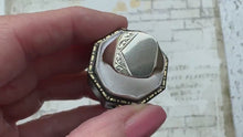 Laden und Abspielen von Videos im Galerie-Viewer, Vintage 1980s English Silver Mens Classic Signet Ring
