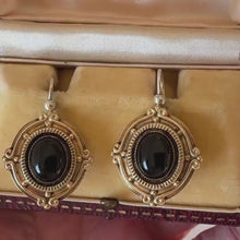 ギャラリービューアAntique Victorian Gold Vermeil &amp; Onyx Etruscan Revival Drop Earringsに読み込んでビデオを見る
