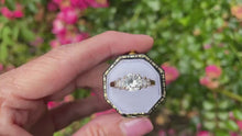 ギャラリービューアVintage 1980s 9ct Gold Simulated Diamond Classic Engagement Ringに読み込んでビデオを見る
