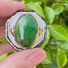 Cargar y reproducir el video en el visor de la galería, Antique Chinese 14ct Gold Jade Cabochon Art Deco Ring
