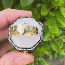 ギャラリービューアAntique Victorian 9ct Gold Heart Band Mourning Ring With Hair Work, Chester 1900に読み込んでビデオを見る
